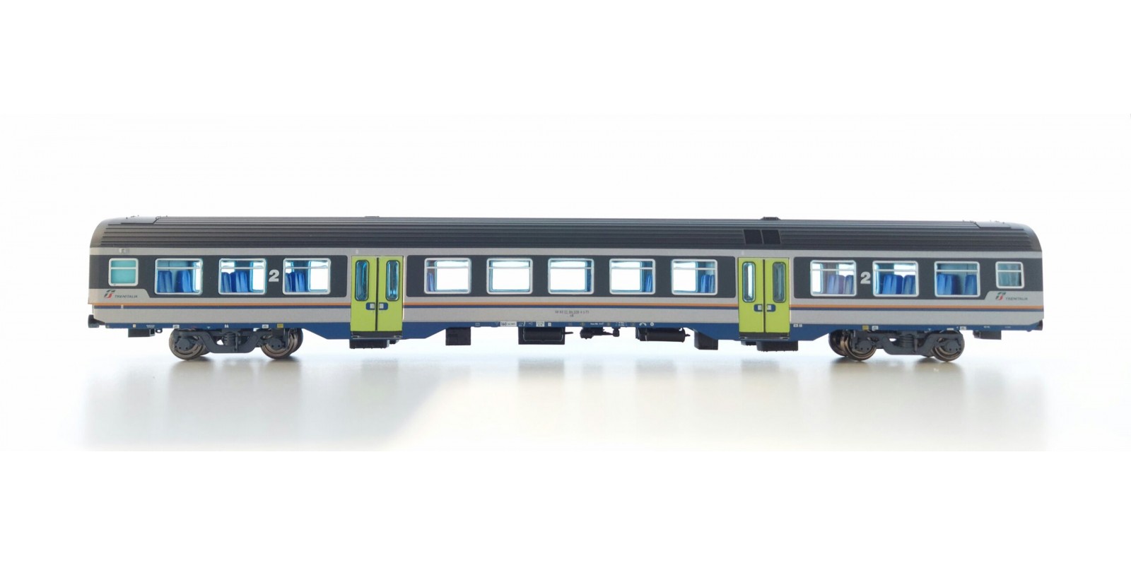 ViT3197 2nd class MDVC carriage in DTR livery with interior lighting Epoch VI